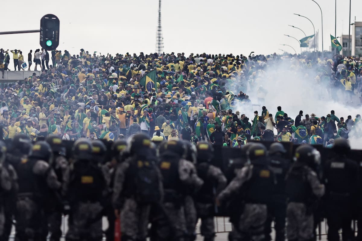 Fuerzas de seguridad montan guardia mientras partidarios del expresidente de Brasil Jair Bolsonaro se manifiestan contra el presidente Luiz Inacio Lula da Silva, en el Palacio de Planalto, en Brasilia, Brasil. 8 de enero de 2023. REUTERS/Ueslei Marcelino