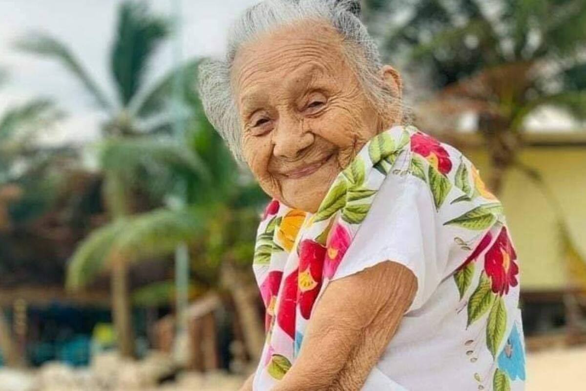 Abuelita de 94 años visita por primera vez el mar y su expresión de felicidad ‘rompe’ las redes sociales