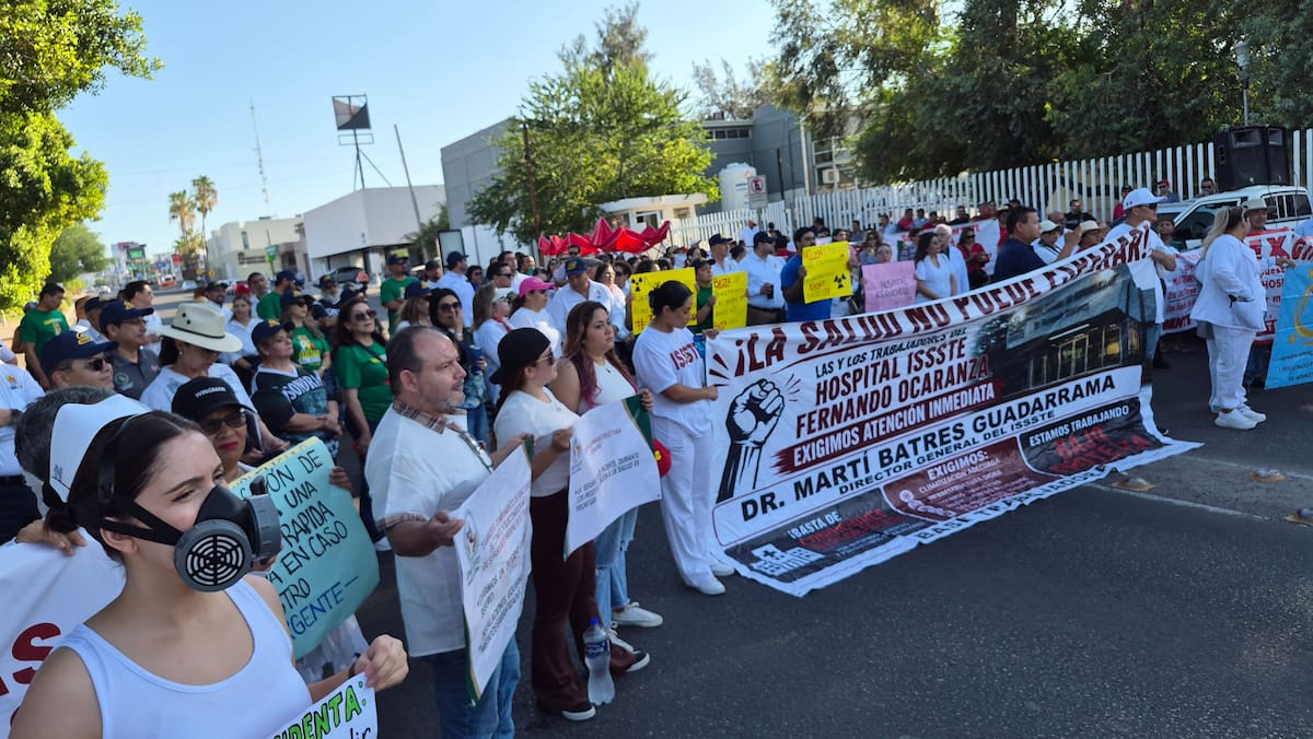 Trabajadores y derechohabientes del Issste levantaron el bloqueo en el bulevar Morelos, pero advirtieron que volverán el lunes si no hay respuesta a su demanda de un nuevo hospital en Hermosillo. FOTO: LEONOR HERNÁNDEZ