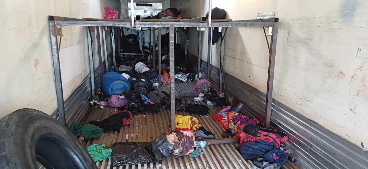 Un tráiler con 135 personas indocumentadas se accidentó la tarde de este lunes en la carretera federal México 15.