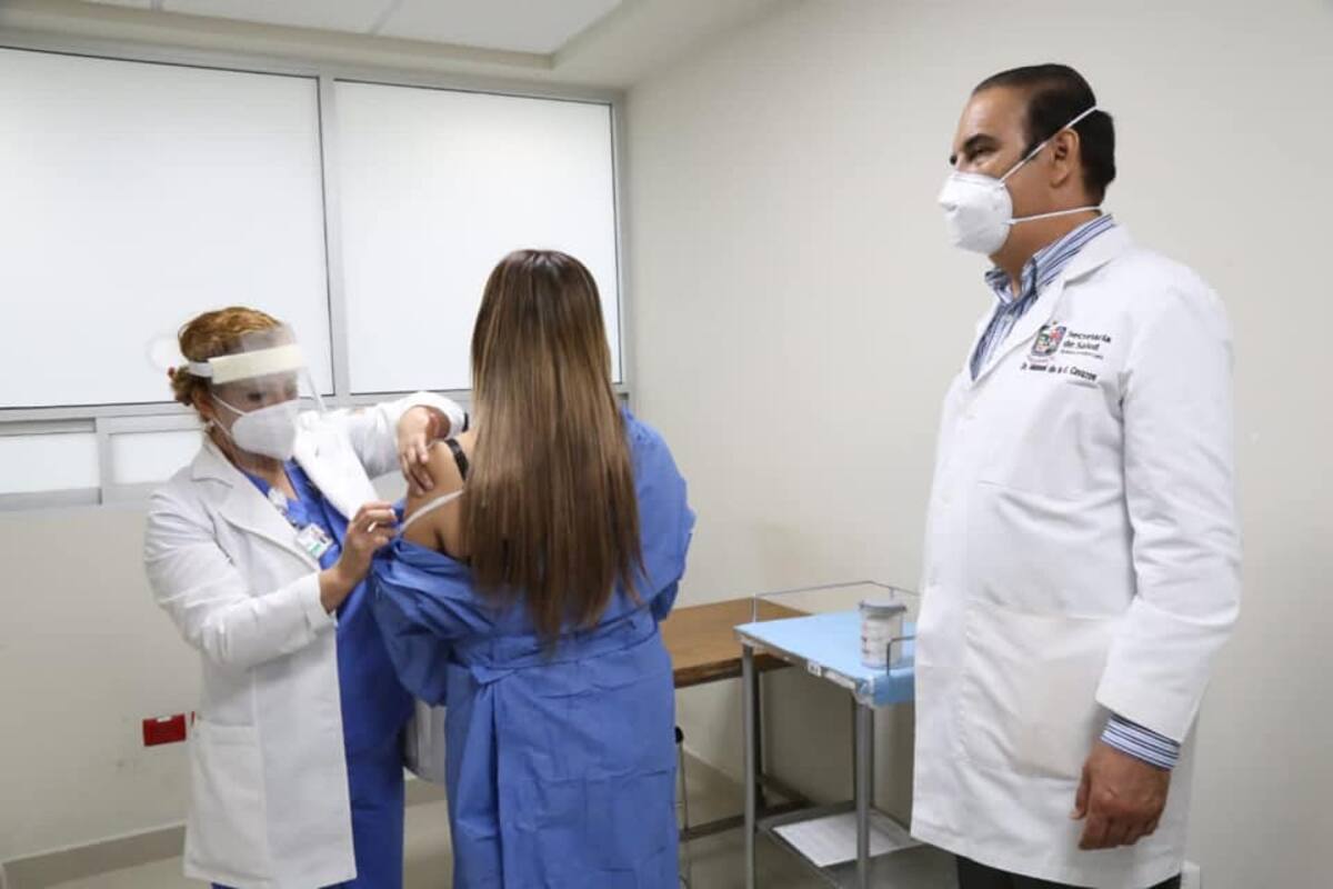 Aplican primeras vacunas chinas contra Covid-19 a voluntarios en Nuevo León