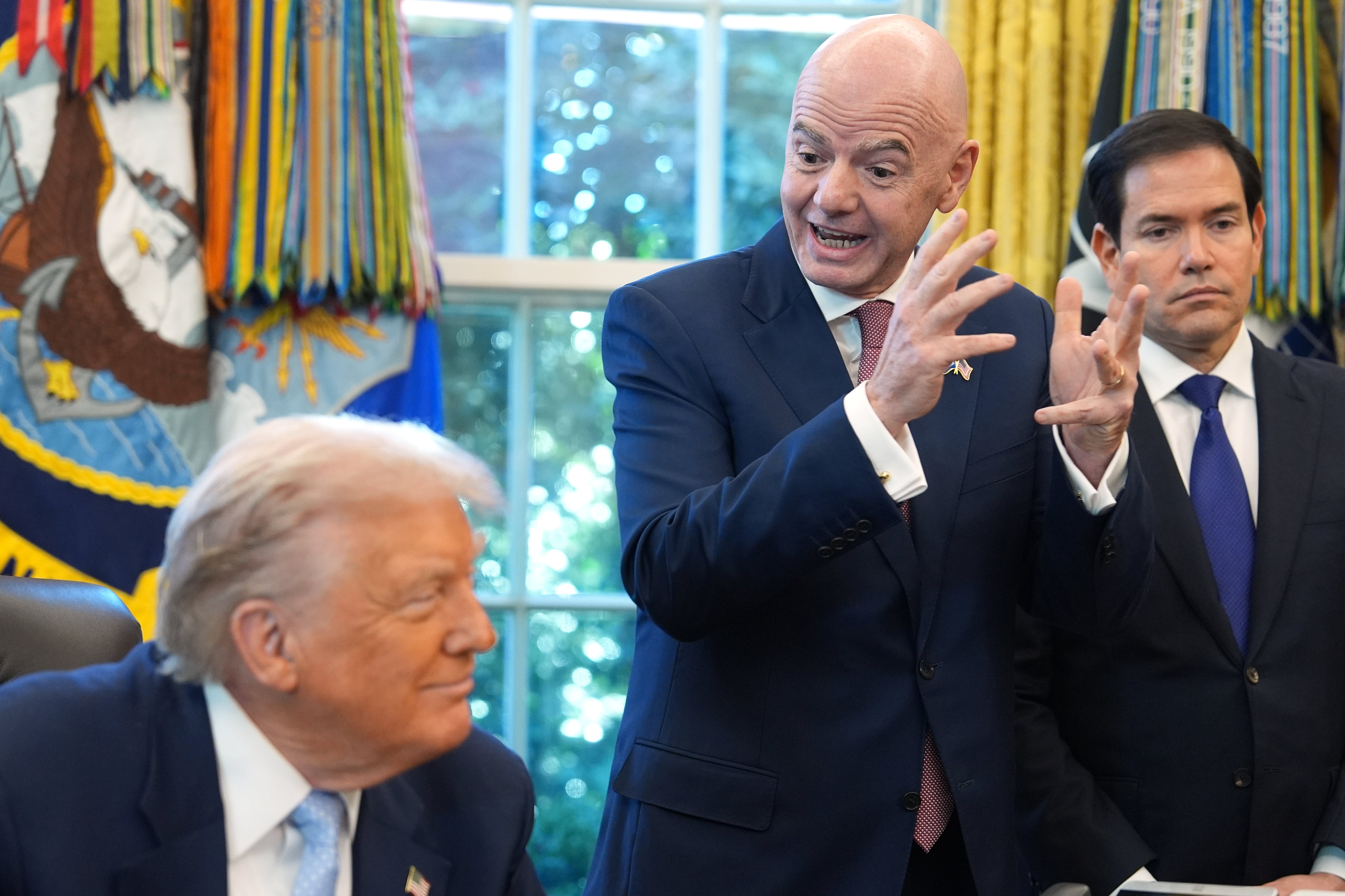 El presidente Donald Trump y el secretario de Estado Marco Rubio escuchan mientras el presidente de la FIFA, Gianni Infantino, habla durante una reunión con el grupo de trabajo de la Casa Blanca sobre la Copa del Mundo de fútbol FIFA 2026 en la Oficina Oval de la Casa Blanca. (AP Photo/Evan Vucci)