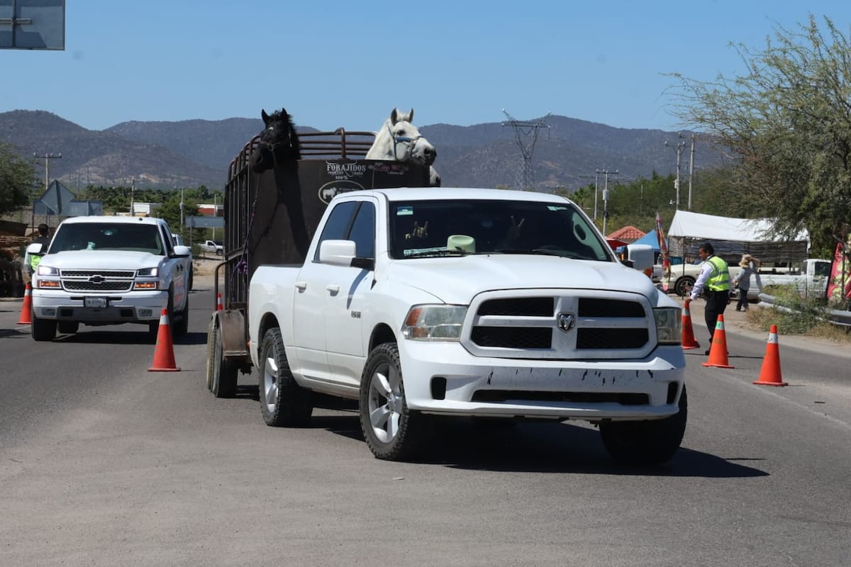 Operativo vial en la carretera a Ures ante flujo de hasta 300 vehículos por hora. Foto: Teodoro Borbón