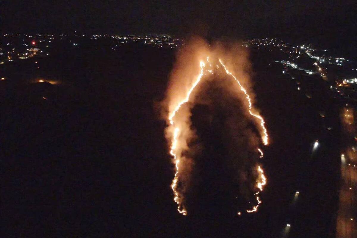 Incendios consumen taller de carpintería y pastizales en Rosarito