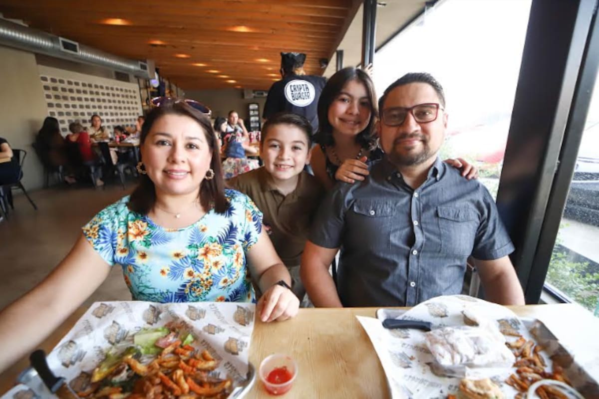 Disfrutan Día del Padre en familia