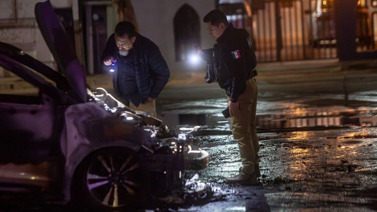 Incendian vehículo oficial y dejan amenazas cerca del Palacio Municipal de Tijuana