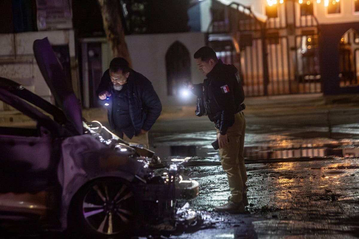 Incendian vehículo oficial y dejan amenazas cerca del Palacio Municipal de Tijuana