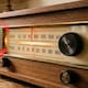 Pocas personas saben qué significan realmente las letras AM y FM que aparecen en la radio aunque las escuchan desde niños sin imaginar que esconden una explicación técnica con más de cien años de historia que cambió la forma de comunicar al mundo