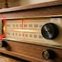 Pocas personas saben qué significan realmente las letras AM y FM que aparecen en la radio aunque las escuchan desde niños sin imaginar que esconden una explicación técnica con más de cien años de historia que cambió la forma de comunicar al mundo