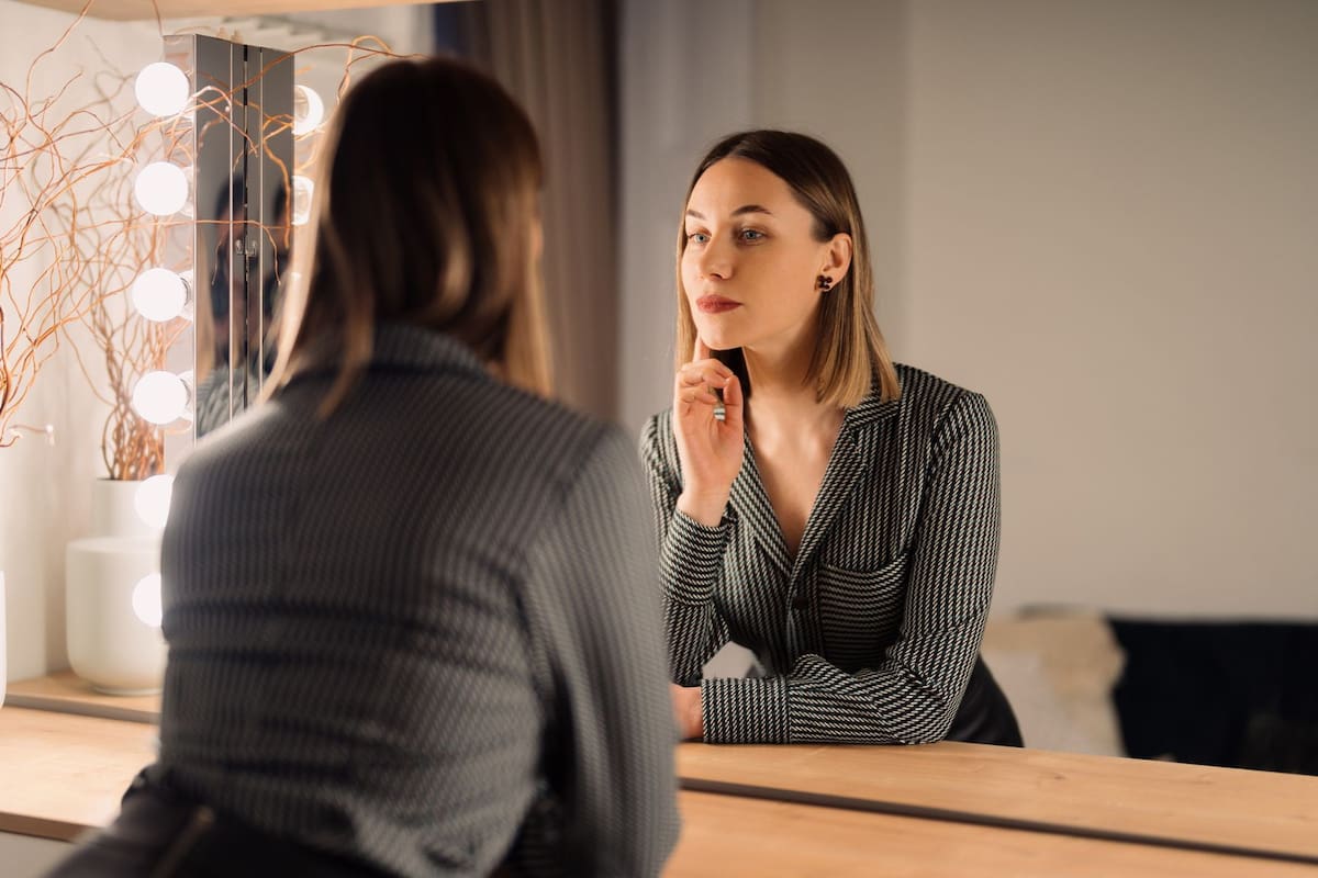 La falta de elogios en la infancia obliga al cerebro a desarrollar un sistema de validación interna que reduce la dependencia de la aprobación ajena y fortalece la autonomía en las decisiones de la vida adulta