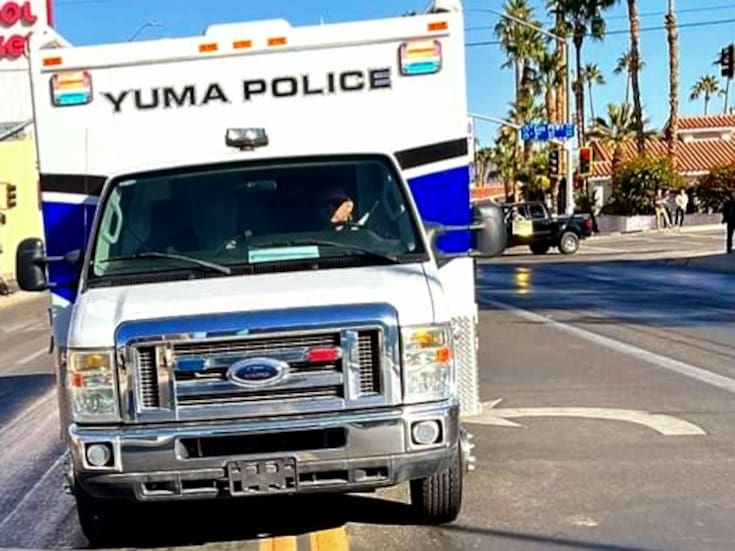 Motociclista muere tras chocar contra camellón en Yuma