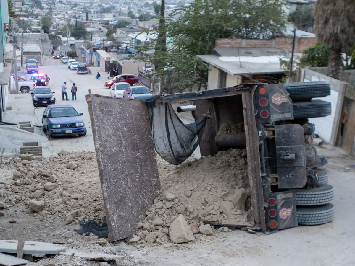 La unidad volcó al incorporarse a la Calle 9, provocando el cierre total de la zona; el conductor resultó ileso. Foto: Cortesía
