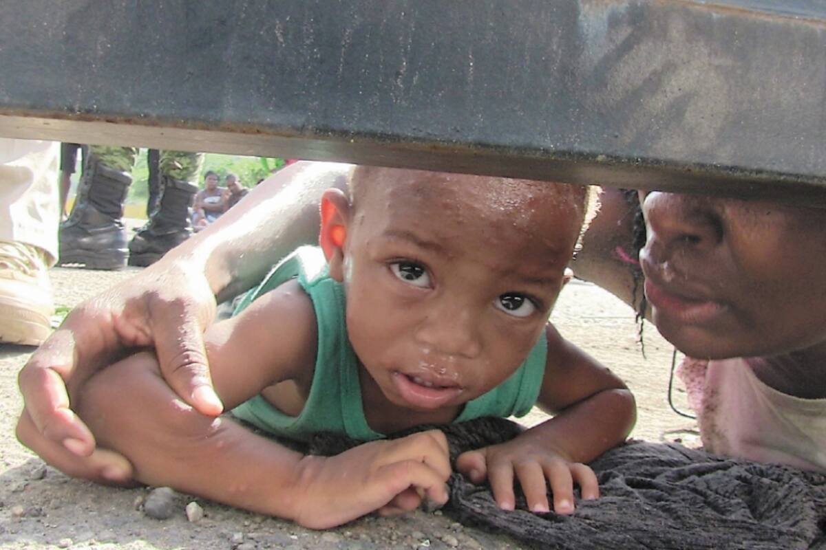 La historia detrás de la foto de Fabiola, la haitiana que clama salud para su hijo