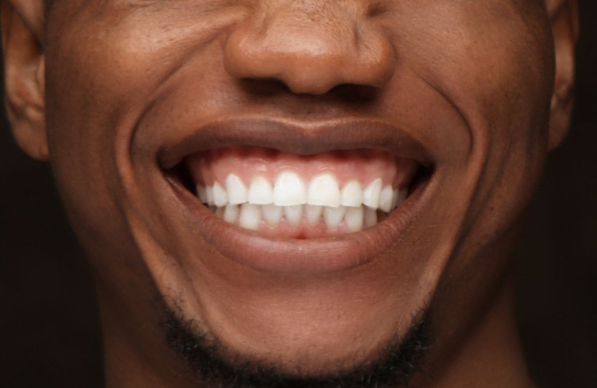 9 hábitos para evitar rechinar los dientes mientras duermes y proteger tu salud bucal | Foto: Especial (canva)