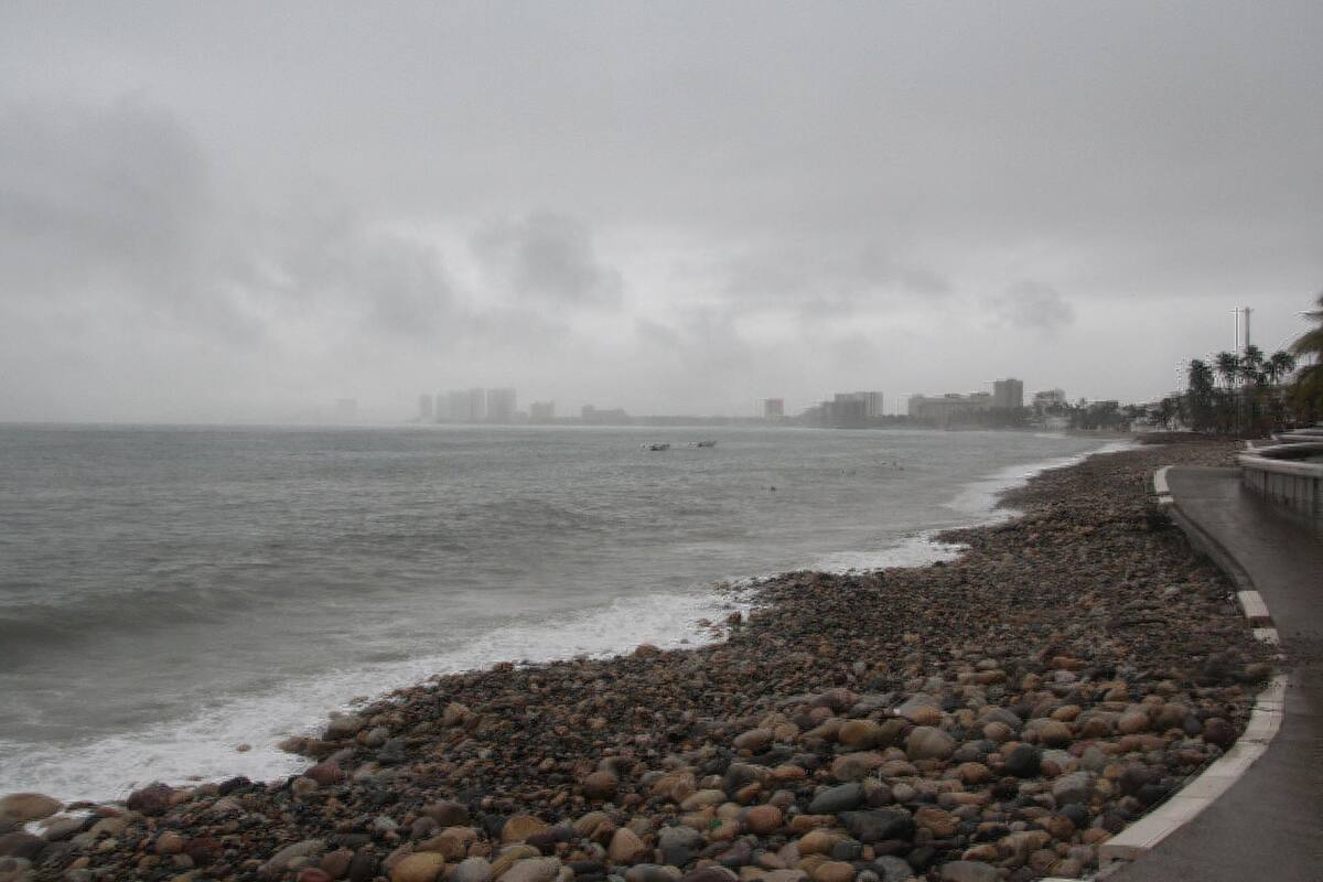 Vista general de las rachas de lluvia que cae sobre la bahía de Puerto Vallarta. Imagen de archivo. | EFE/Francisco Pérez