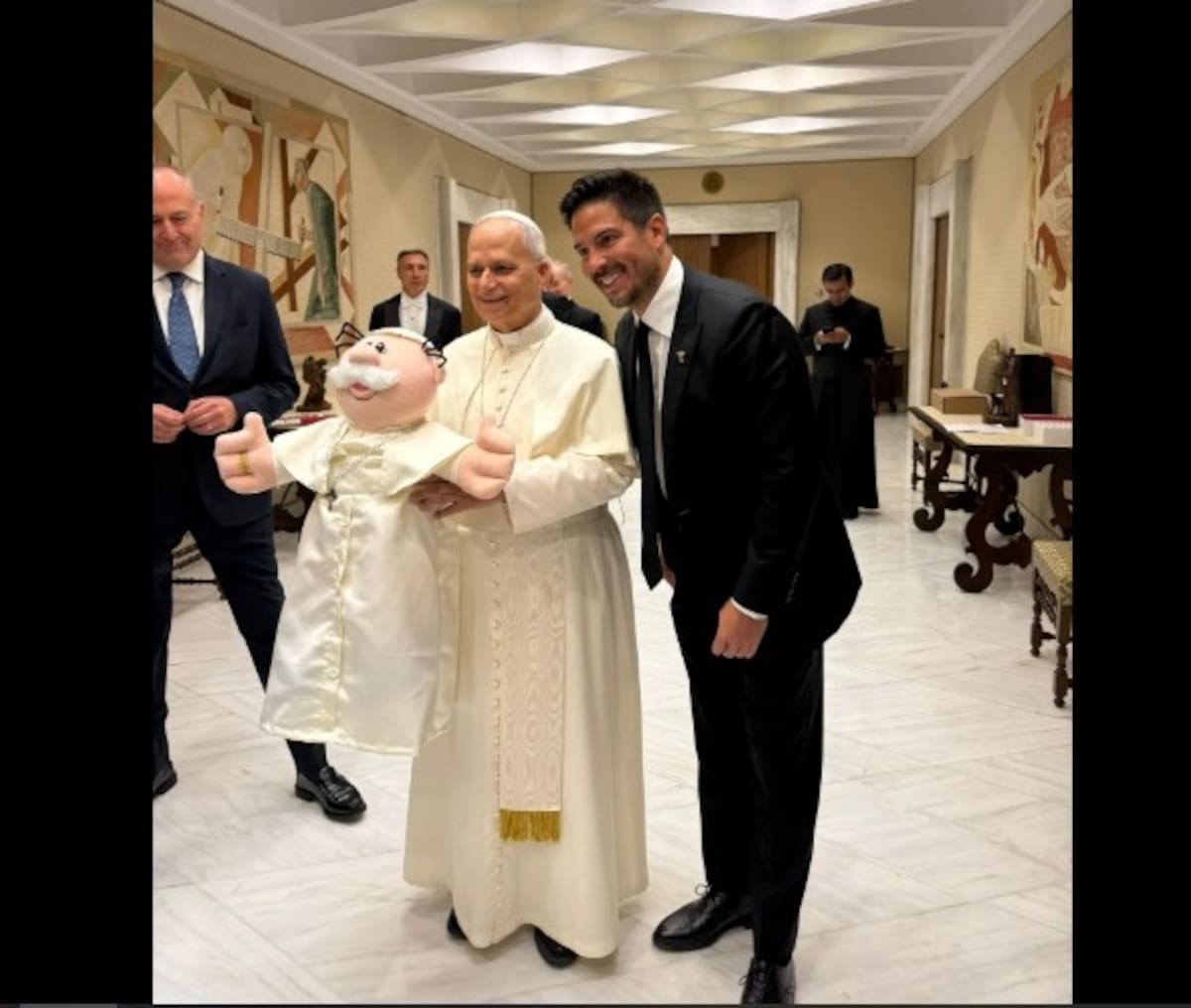 El Papa León XIV recibe un Dr. Simi personalizadol Foto: Facebook
