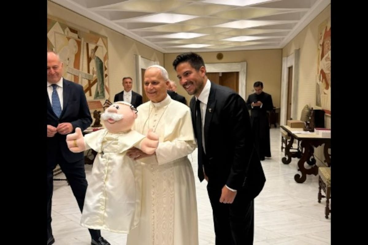 El Papa León XIV recibe un Dr. Simi personalizado