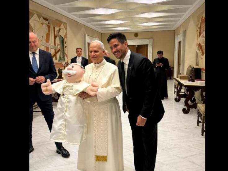 El Papa León XIV recibe un Dr. Simi personalizado