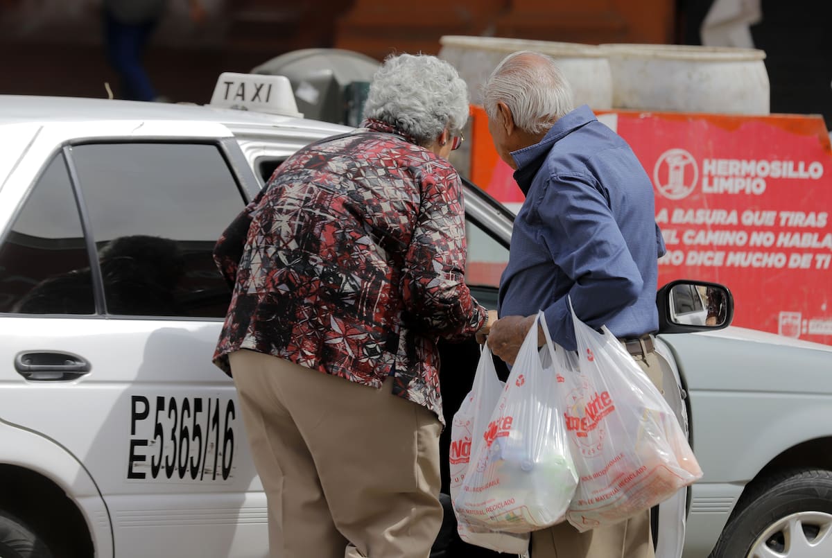 Oficiales municipales brindan apoyo a adultos mayores en situación de extravío mientras se gestiona su regreso seguro con sus familias. FOTO ILUSTRATIVA: BANCO DIGITAL