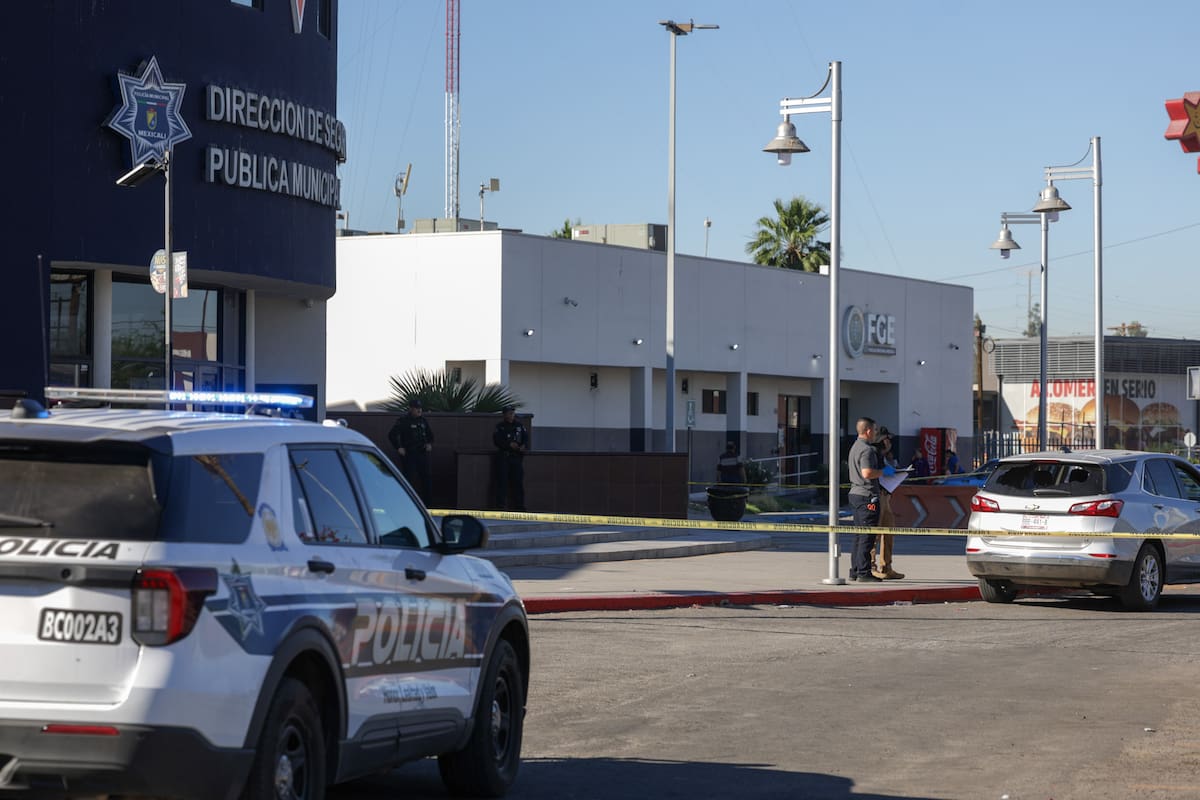 Policía municipal señalado por feminicidio de una mujer es detenido al salir de su turno en Mexicali