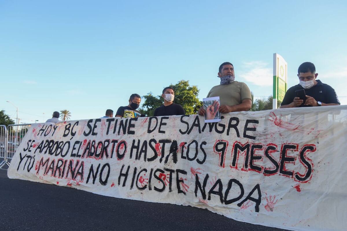 Grupos provida se manifiestan durante toma de protesta de Marina del Pilar