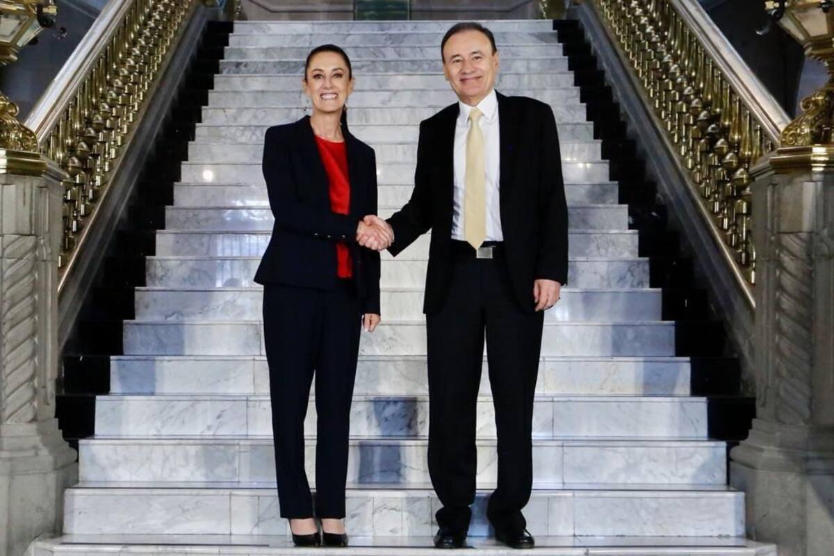 El gobernador de Sonora, Alfonso Durazo Montaño, estrecha la mano a Claudia Sheinbaum, quien será la primera mujer Presidenta de México. FOTO: ESPECIAL