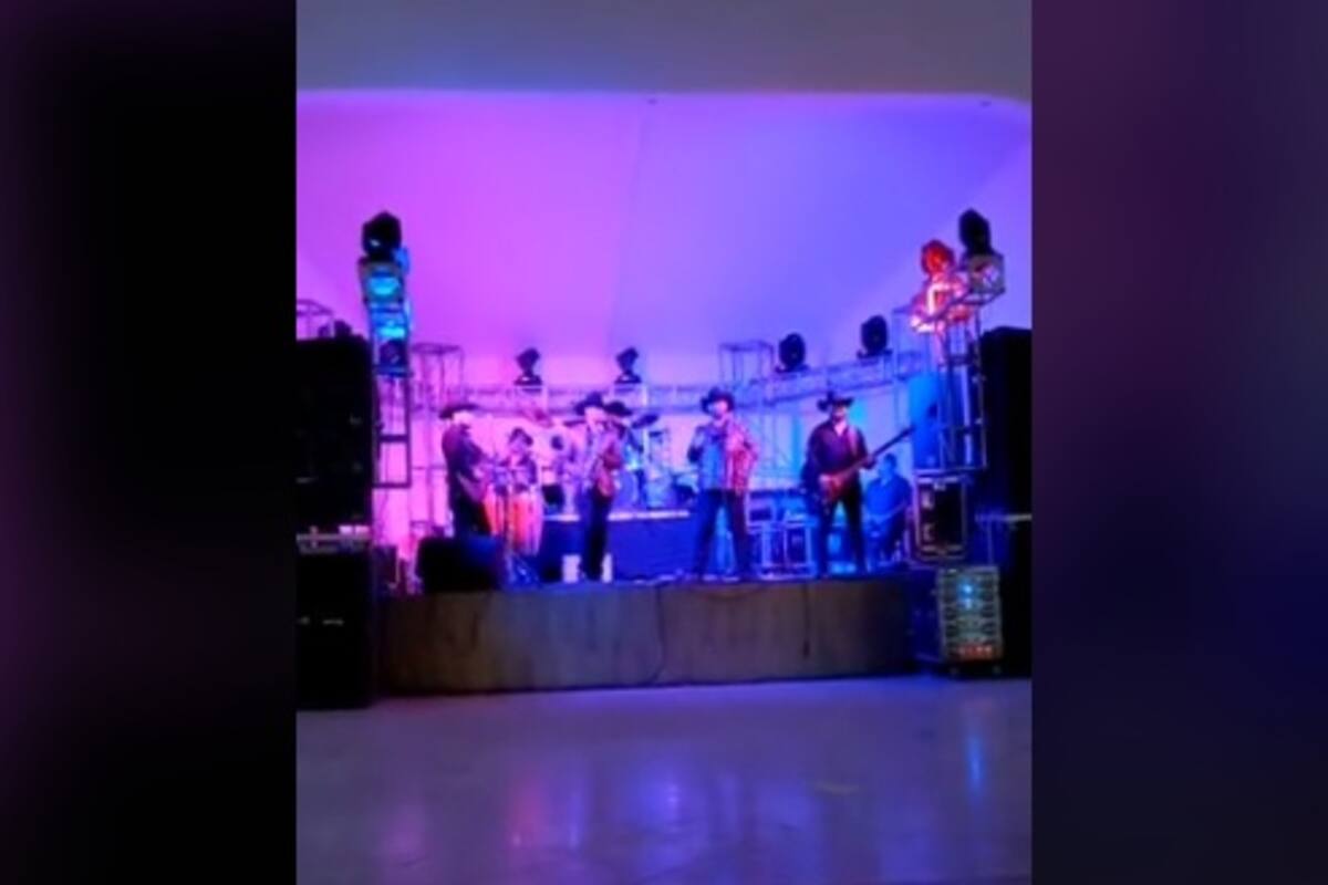 Músicos 'castigan' a cliente exigente en fiesta de XV años
