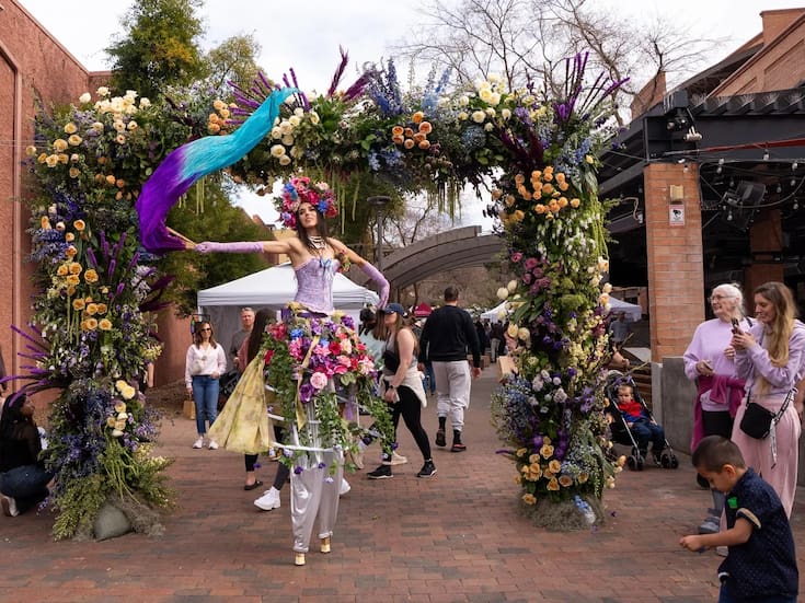 Tempe Blooms: arte, color y exhibiciones florales que transforman Downtown Tempe