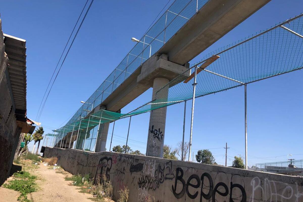 Roban y vandalizan puente peatonal en Rosarito
