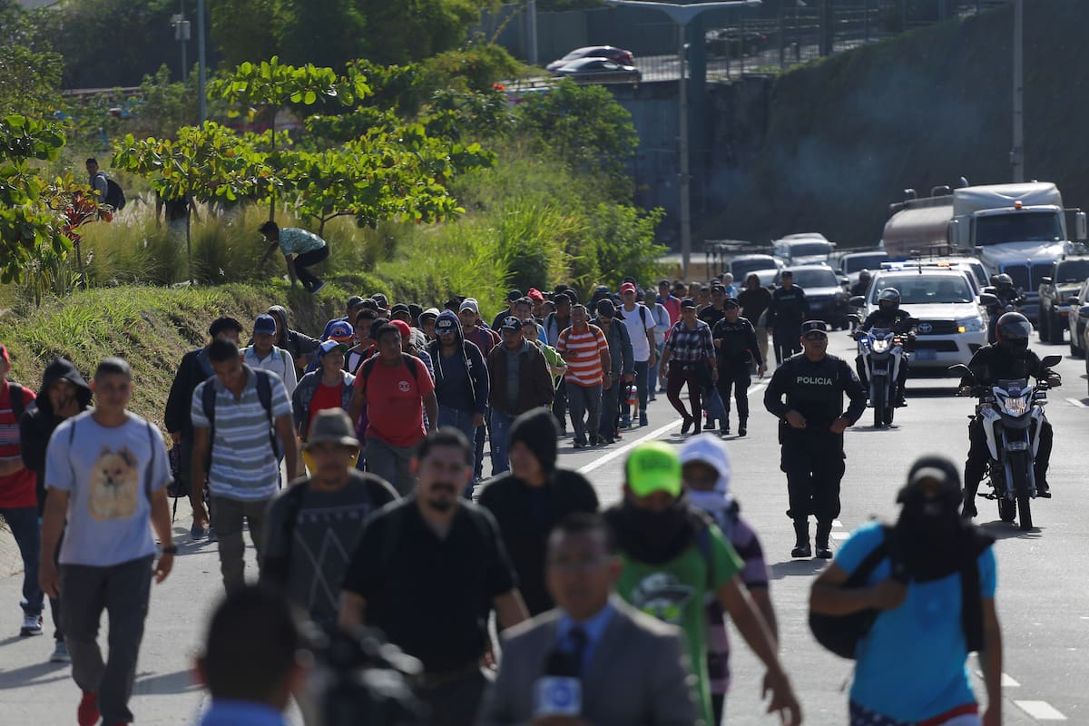 ES1005.SAN SALVADOR (EL SALVADOR), 20/01/2019.- Unas 60 personas, parte de una caravana migrante, parten hacia EEUU este lunes, desde San Salvador (El Salvador). EFE/ Rodrigo Sura