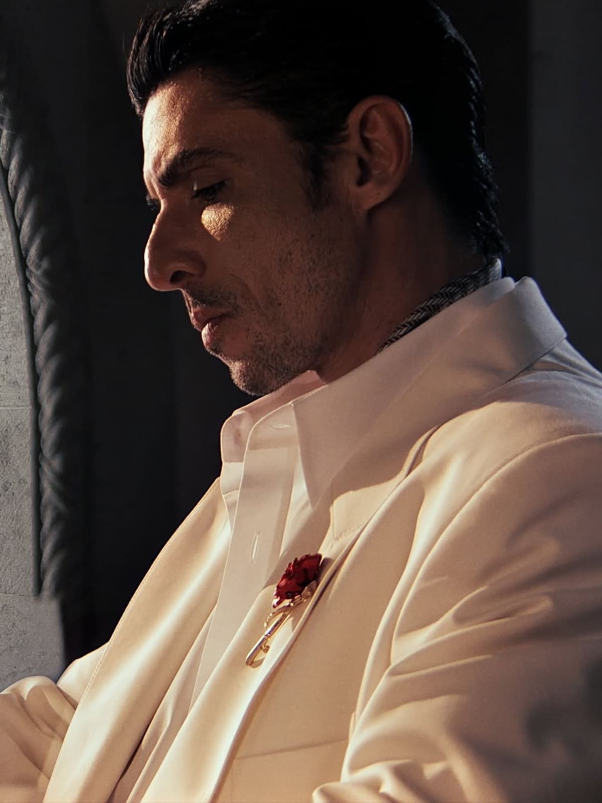 La campaña de moda del diseñador Willy Chavarría que protagoniza el actor Alberto Guerra estrenará a finales de marzo. Foto: Redes Zara