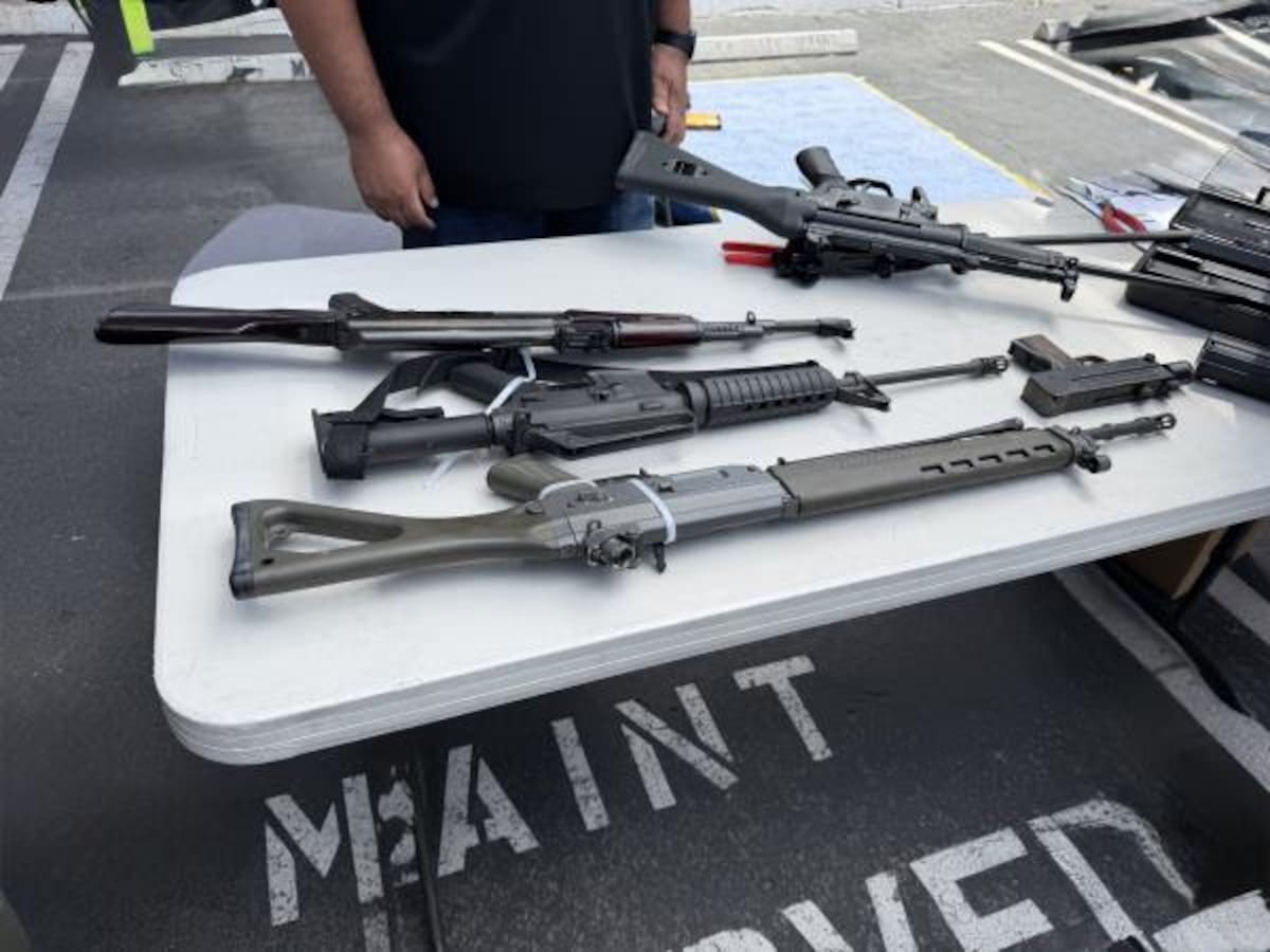 Autoridades de San Diego recibieron 65 armas durante un operativo de recolección, entre ellas 11 rifles de asalto, a cambio de incentivos económicos para los participantes. Foto: Cortesía.