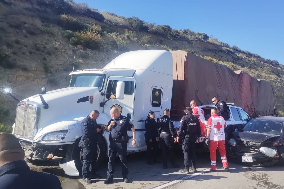 Camión sin frenos se impacta con tres patrullas y un vehículo particular