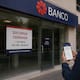 El 1 de mayo los bancos cierran en México, por el Día del Trabajo, pero SPEI, apps y cajeros siguen activos: Qué operaciones puedes hacer y cuáles se detienen según Banxico y la ABM