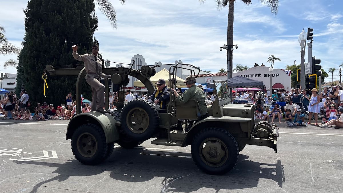 El tradicional desfile reunió a familias y visitantes que disfrutaron de carrozas, bandas escolares, vehículos militares y diversas actividades por el 250 aniversario de la Independencia estadounidense.
Fotos: Ana Salcido.