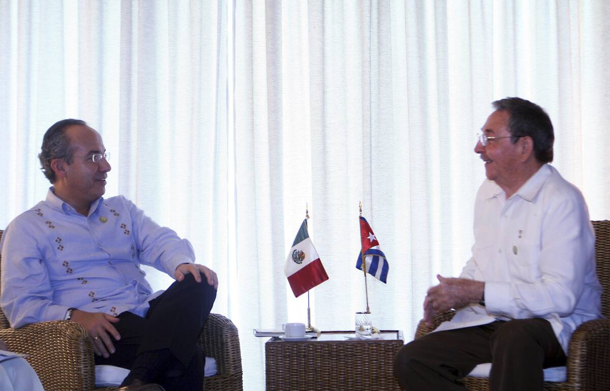 BRA01. COSTA DO SAUÍPE (BRASIL), 16/12/08.- El presidente de México, Felipe Calderón, conversa con su homólogo de Cuba, Raúl Castro, hoy, 16 de diciembre de 2008, durante una reunión bilateral para analizar temas de interés común, como la emigración y la lucha contra el narcotráfico, en el marco de las 4 cumbres cuatro cumbres convocadas en Costa do Sauípe: Mercosur, Unasur, Grupo de Río y la primera reunión de América Latina y el Caribe. EFE/ALFREDO GUERRERO/PRESIDENCIA DE CHILE/SOLO USO EDITORIAL/MEJOR CALIDAD DISPONIBLE