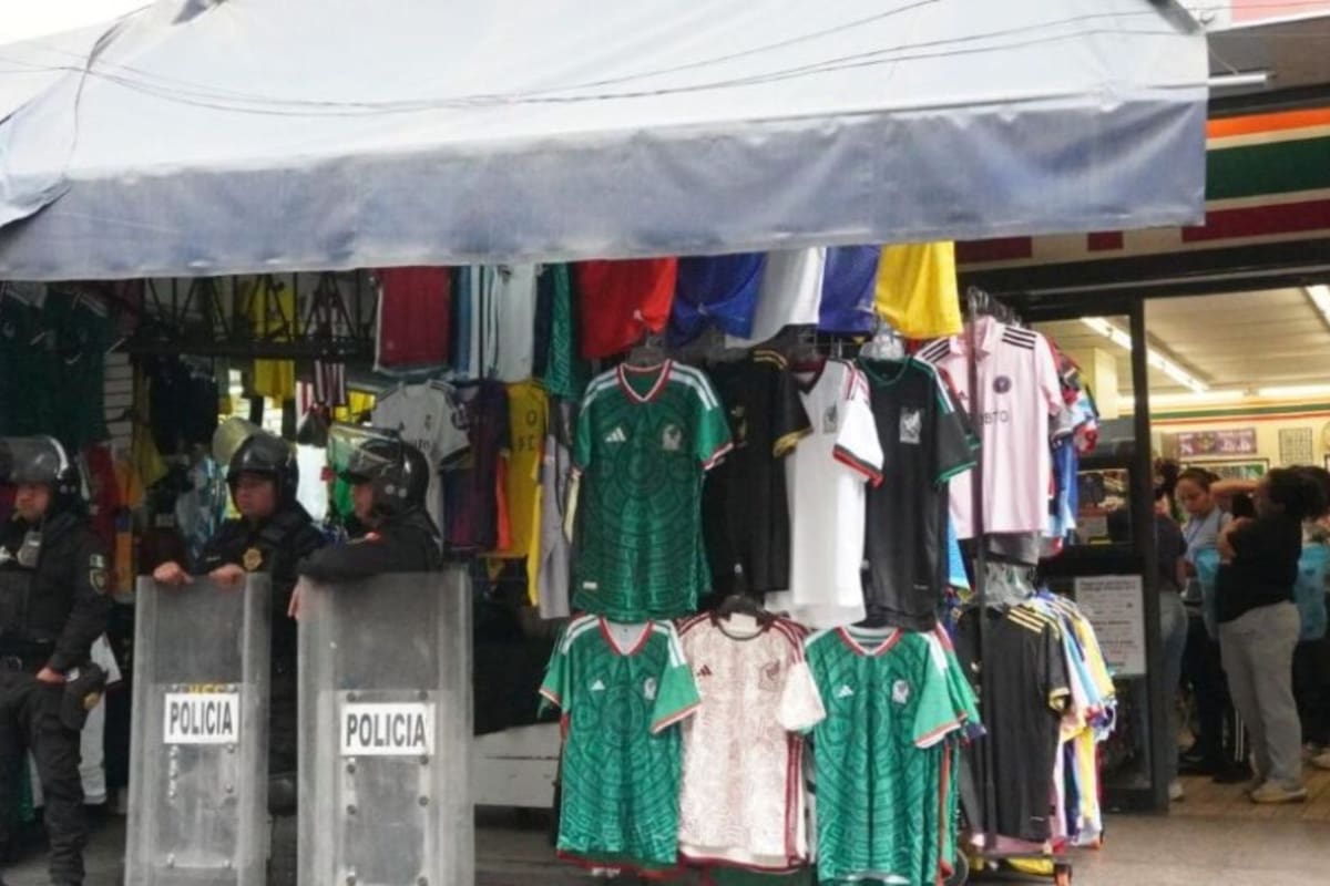 El IMPI decomisa 19,591 piezas de mercancía pirata del Mundial en CDMX y otorga 10 días a los comerciantes para acreditar su legalidad antes de proceder a la destrucción de los productos