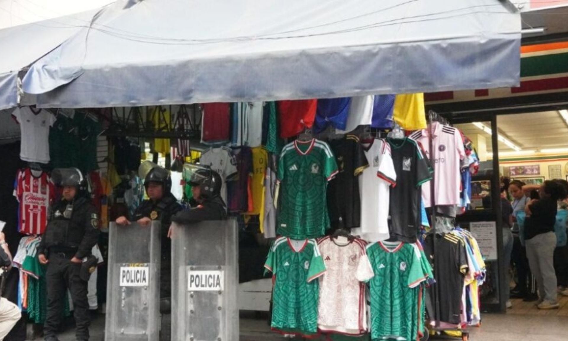 El IMPI decomisa 19,591 piezas de mercancía pirata del Mundial en CDMX y otorga 10 días a los comerciantes para acreditar su legalidad antes de proceder a la destrucción de los productos | IMPI
