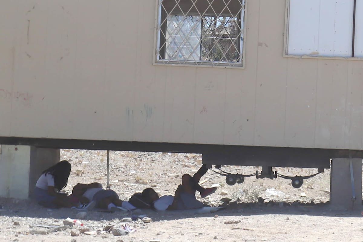 Sin aire, baños ni agua estudian en aulas móviles dañadas