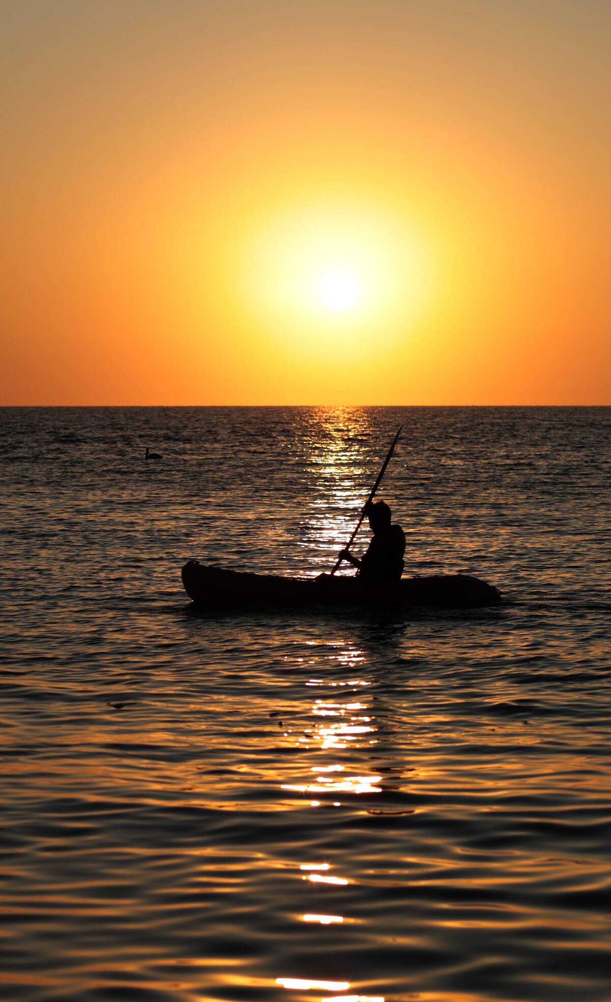 Al atardecer los pescadores aprovechan el buen clima para capturar a sus presas