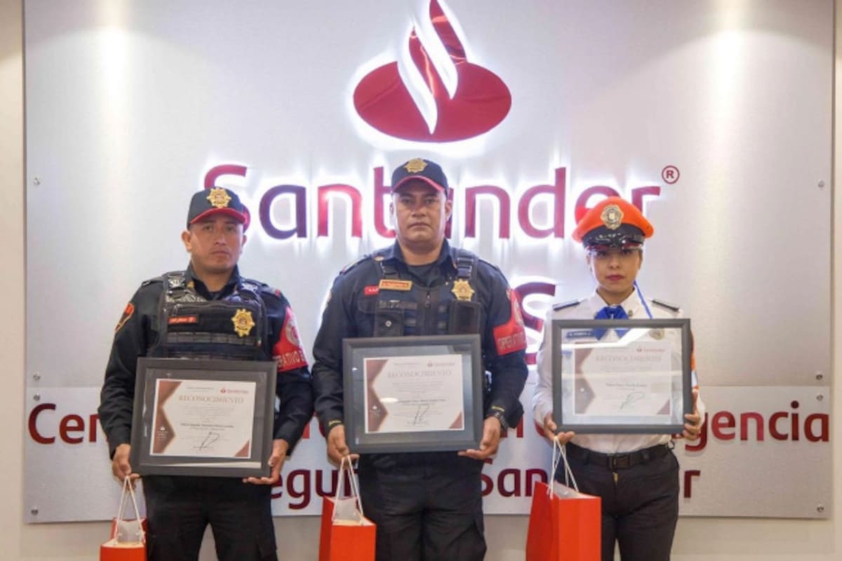 Santander reconoce a tres policías de la CDMX que recuperaron y devolvieron 16 mil 800 pesos olvidados en cajeros automáticos del aeropuerto y Gustavo A. Madero
