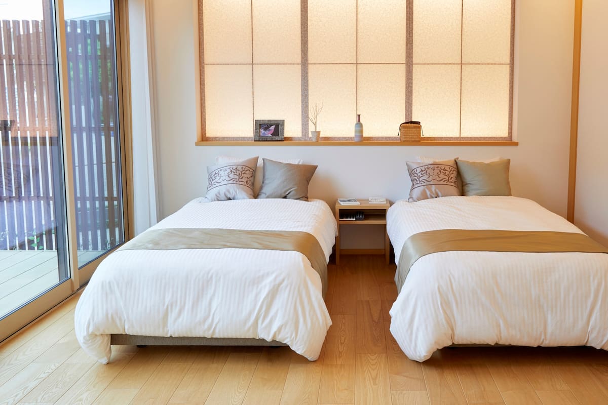 Adiós a las camas: Por qué cada vez más personas eligen dormir cerca del piso