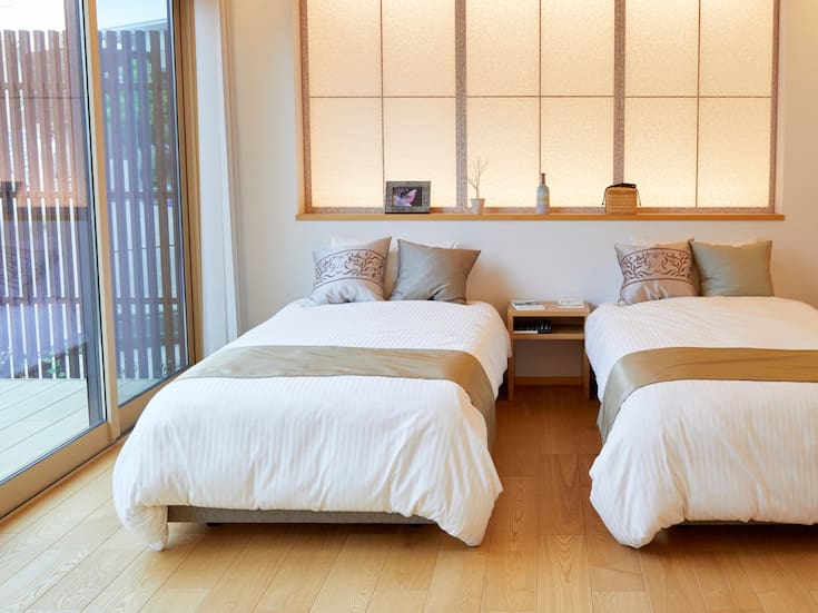 Adiós a las camas: Por qué cada vez más personas eligen dormir cerca del piso