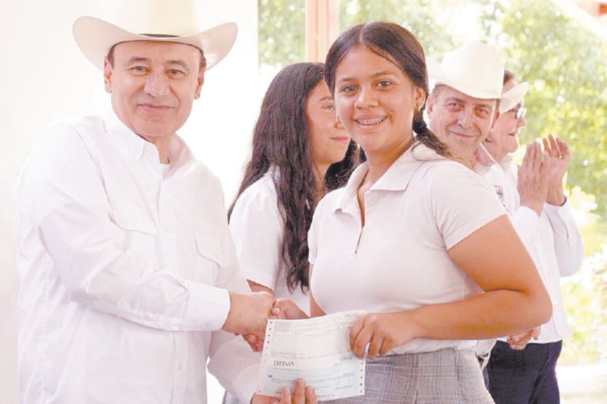 Entrega Gobernador Durazo beca universal a estudiantes de educación básica