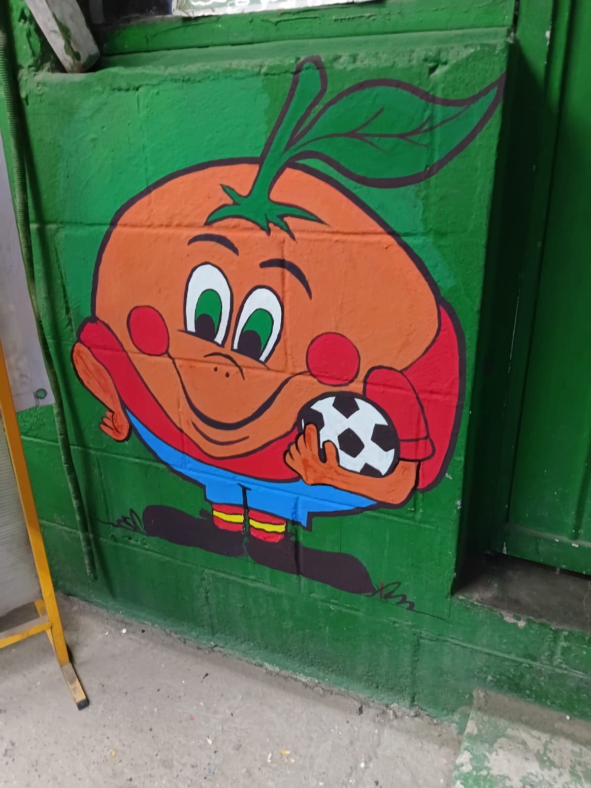 Naranjito de España 82 fue pintado en una frutería aledaña al mural mundialista. (Foto: Patrizio Caro)