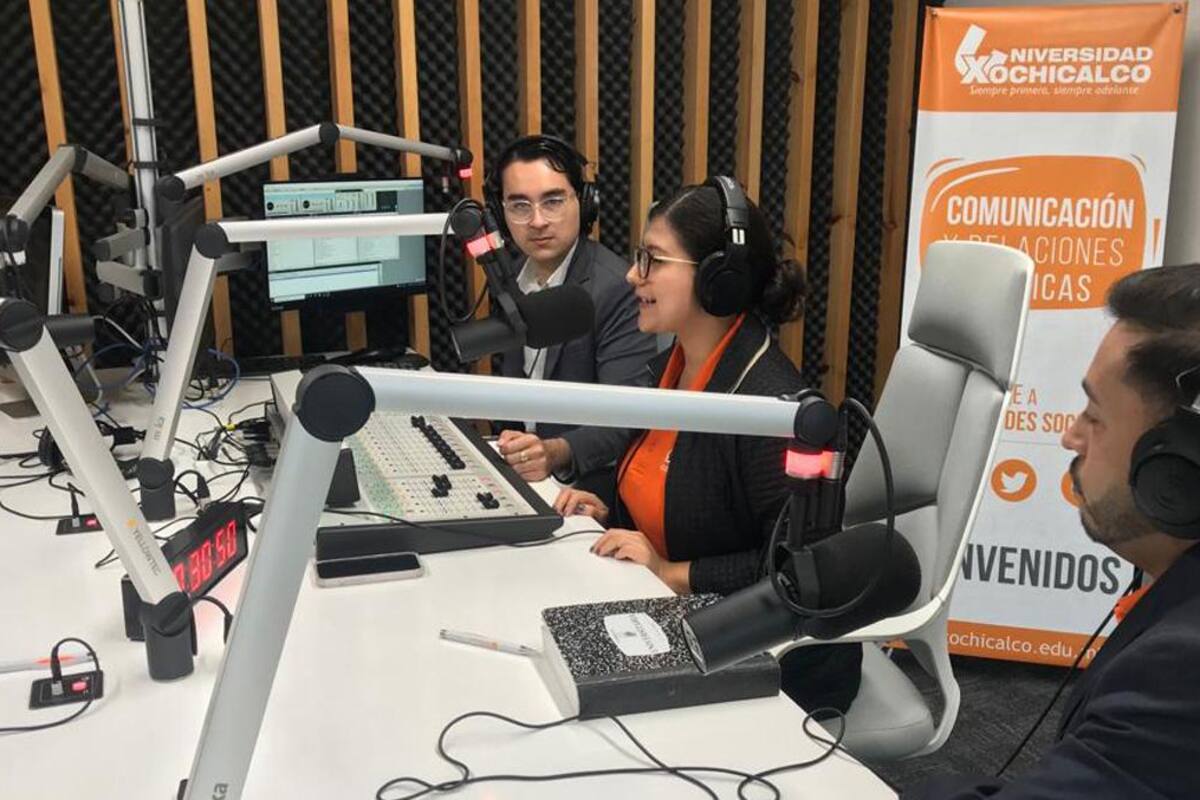 Alumnos de comunicación de Xochicalco lanzan programa radiofónico de noticias