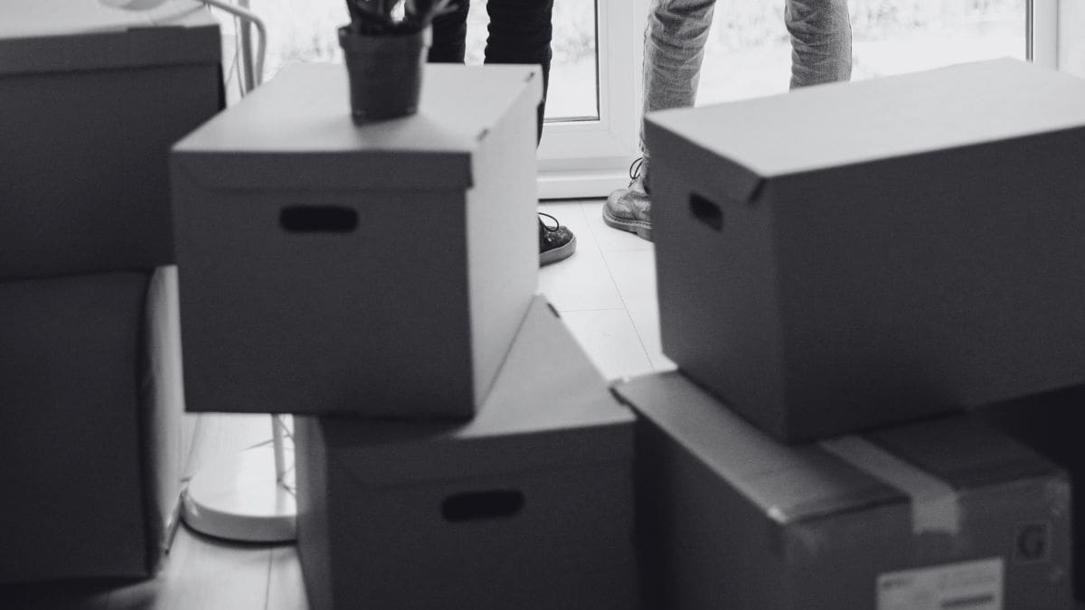 Un hombre encontró los restos de cinco recién nacidos dentro de cajas de cartón en su propia casa en Francia después de que su esposa diera a luz y fuera hospitalizada