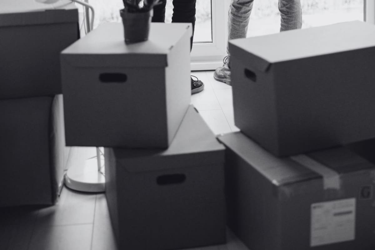 Un hombre encontró los restos de cinco recién nacidos dentro de cajas de cartón en su propia casa en Francia después de que su esposa diera a luz y fuera hospitalizada