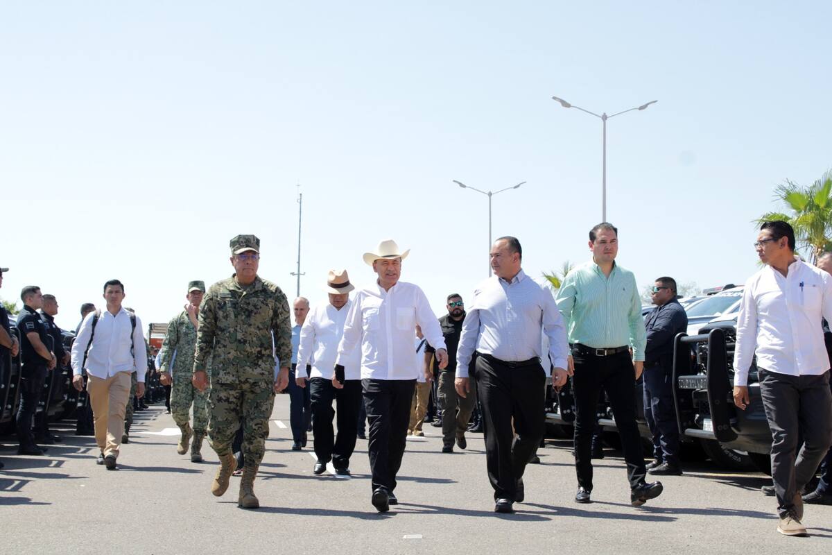 El gobernador Alfonso Durazo es acompañado por Víctor Hugo Enríquez, secretario de Seguridad Pública, en la entrega de patrullas. FOTO: ESPECIAL