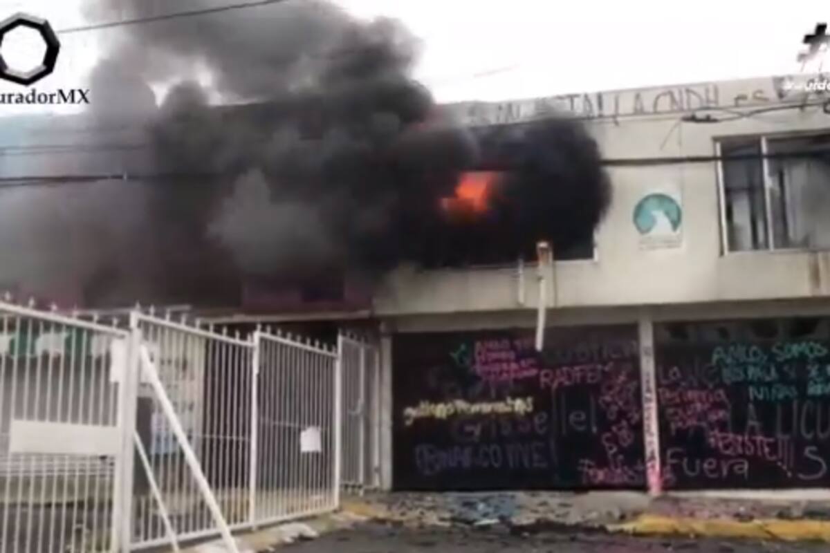 Mujeres queman mobiliario y papelería de la Comisión de Derechos Humanos del Estado de México